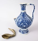 A CHINESE POSSIBLY KANGXI PERIOD BLUE & WHITE PORCELAIN EWER, with a swan head white metal