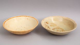 A GOOD PAIR OF EARLY CHINESE POTTERY BOWLS, 15cm diameter