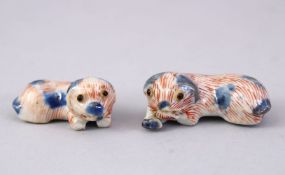 A GOOD PAIR OF JAPANESE MEIJI PERIOD IMARI PORCELAIN NETSUKE OF DOGS, 5cm & 4cm.