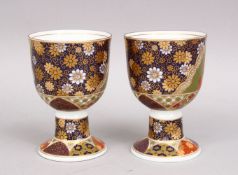 A PAIR OF 20TH CENTURY JAPANESE IMARI DECORATED STEM CUPS, decorated with typical imari design,