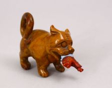 A GOOD 19TH / 20TH CENTURY CHINESE HARDSTONE SNUFF BOTTLE OF A FELINE, the bottle in the form of a