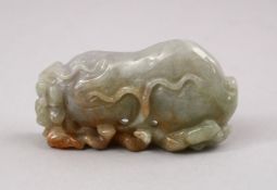 A CHINESE CARVED JADE PENDANT OF A GOURD FRUIT, 6CM