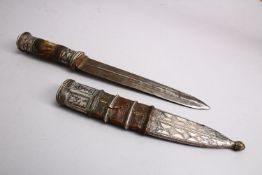 AN UNUSUAL NORTH AFRICAN NIELLO INLAID SILVER MOUNTED SIGNED DAGGER, 32cm