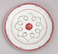 AN 18TH CENTURY CHINESE QIANLING FAMILLE ROSE PORCELAIN PLATE, with simplistic floral band