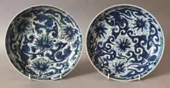 A PAIR OF CHINESE KANGXI PERIOD BLUE & WHITE SHIPWRECK PORCELAIN PLATES. 22cm diameter.