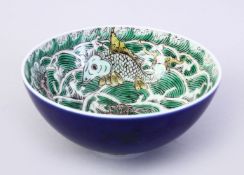 AN 18TH CENTURY KANGXI PERIOD CHINESE FAMILLE VERTE & POWDER BLUE FISH & CRAB BOWL, the interior