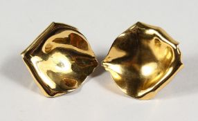 A SUPERB PAIR OF GOLD ON ALUMINIUM EARRINGS BY JAR, PARIS. Provenance: Purchased Hancocks, London