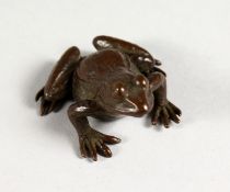 A JAPANESE MINIATURE BRONZE FROG. 1.5ins long.