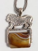 A SILVER AGATE LION SWIVEL PENDANT AND CHAIN.