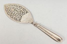 A GEORGE III PIERCED SILVER HANDLED SLICE. London 1784.
