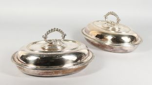 A PAIR OF PLATED OVAL ENTREE DISHES, COVER AND HANDLE, with beaded edges. 11ins wide.