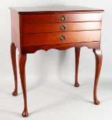 A MAHOGANY CASED QUEEN'S PATTERN TWELVE PIECE CANTEEN OF CUTLERY comprising dinner knives and forks,