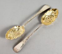 A PAIR OF VICTORIAN SILVER BERRY SPOONS. London 1894.