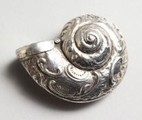 A SILVER CONCH SHELL SNUFF / PILL BOX.
