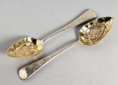 A PAIR OF GEORGE III SILVER BERRY SPOONS. London 1812.