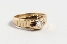 A 9CT YELLOW GOLD DIAMOND SOLITAIRE RING.