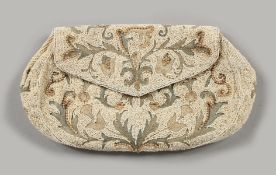 AN EDWARDIAN PEARL AND BEAD EVENING BAG.