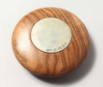 A LINLEY POLISHED WOOD WEIGHT with silver tablet. 4ins diameter.