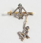 A GOLD DIAMOND SET BROOCH.