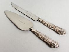 A QUEEN'S PATTERN SILVER HANDLED CAKE SLICE AND KNIFE.
