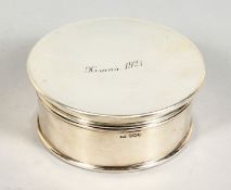 A CIRCULAR SILVER JEWELLERY BOX AND COVER with blue velvet interior. 4ins diameter. Inscribed Xmas