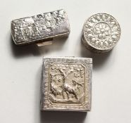 THREE SMALL CHINESE SILVER SNUFF BOXES.