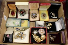 A good collection of decorative bijouterie brooches.