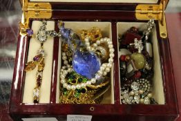 A box of bijouterie.