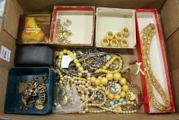 A box of bijouterie.