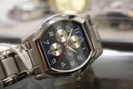 A gent's Beverly Hills wristwatch.