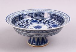 AN 18TH / 19TH CENTURY CHINESE BLUE & WHITE PORCELAIN STEM DISH, with a central floral display,
