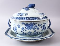 A CHINESE 18TH / 19TH CENTURY CHINESE BLUE & WHITE PORCELAIN TUREEN, COVER & STAND, decorated with