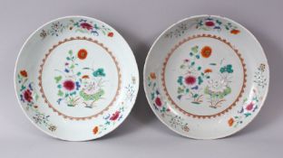 A GOOD PAIR OF 19TH CENTURY CHINESE QIANLONG PORCELAIN DISHES, each decorated with simplistic floral
