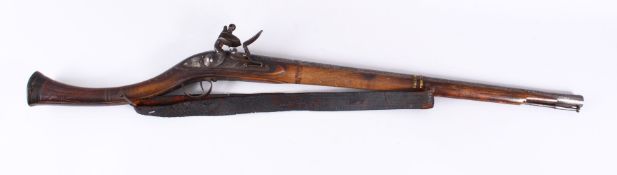 A 18TH / 19TH CENTURY PERSIAN SHORT RIFLE WITH AN EARLY OTTOMAN WATERED STEEL BARREL, 100CM