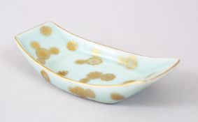 A GOOD CHINESE QIANLONG STYLE CELADON & GILT PORCELAIN TEA CUP SAUCER, the boat shaped vessel