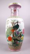 A LARGE CHINESE REPUBLIC STYLE FAMILLE ROSE PORCELAIN VASE, decorated with peacocks amongst
