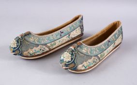 A GOOD PAIR OF 19TH / 20TH CENTURY CHINESE EMBROIDERED LADIES SHOES, finely embroidered with birds