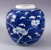 A GOOD 19TH CENTURY BLUE & WHITE PORCELAIN PRUNUS GINGER JAR, The base with a four character
