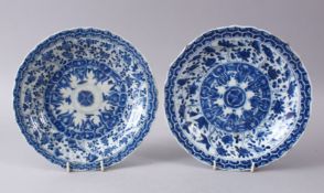A GOOD PAIR OF 18TH CENTURY CHINESE KANGXI BLUE & WHITE PORCELAIN PLATES,