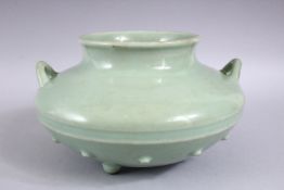 AN EXTREMELY RARE & FINE CHINESE CELADON YONGZHENG PERIOD TRIPOD FISH BASKET FORM VESSEL / CENSER,