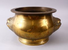 A LARGE 19TH CENTURY CHINESE BRONZE TWIN HANDLE CENSOR, with twin moulded dog handles, 14cm high x