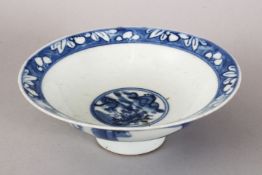 A GOOD 18TH / 19TH CENTURY CHINESE BLUE & WHITE PORCELAIN STEM BOWL, decorated with a roundel of