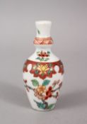 A FINE QUALITY YONGZHENG STYLE FAMILLE ROSE PORCELAIN DOUBLE GOURD SNUFF BOTTLE, 7.5cm.