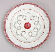 AN 18TH CENTURY CHINESE QIANLONG FAMILLE ROSE PORCELAIN PLATE, with simplistic floral band