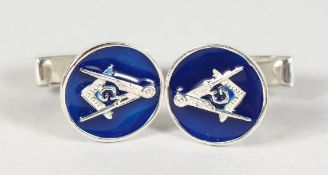 A PAIR OF SILVER AND BLUE ENAMEL MASONIC CUFFLINKS.