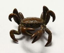 A SMALL JAPANESE BRONZE MODEL OF A CRAB. 2.25ins wide.