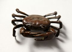 A LARGE JAPANESE BRONZE MODEL OF A CRAB. 3.5ins wide.