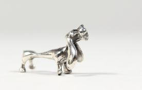 A SMALL SILVER MODEL OF A DACHSHUND. 1.5ins long.