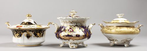THREE 19TH CENTURY ENGLISH PORCELAIN SUCRIERS AND COVERS.