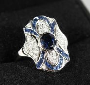 A 9CT GOLD, SAPPHIRE AND DIAMOND DECO DESIGN RING.